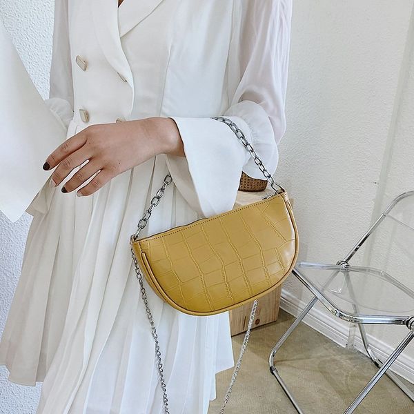 

2020 new women's shoulder bag fashion female half-moon saddle dumplings waist bag korean version of the messenger chain