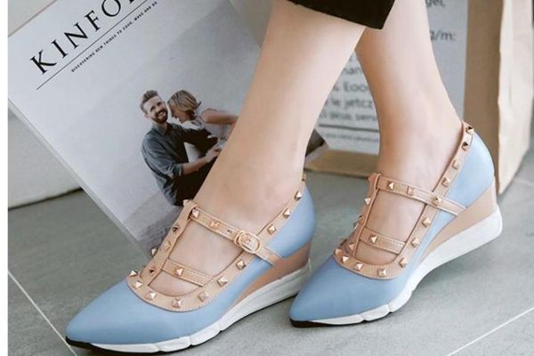 

2019 rivet women's shoes in spring and autumn with new style slope heel pointed end thick bottom, Black