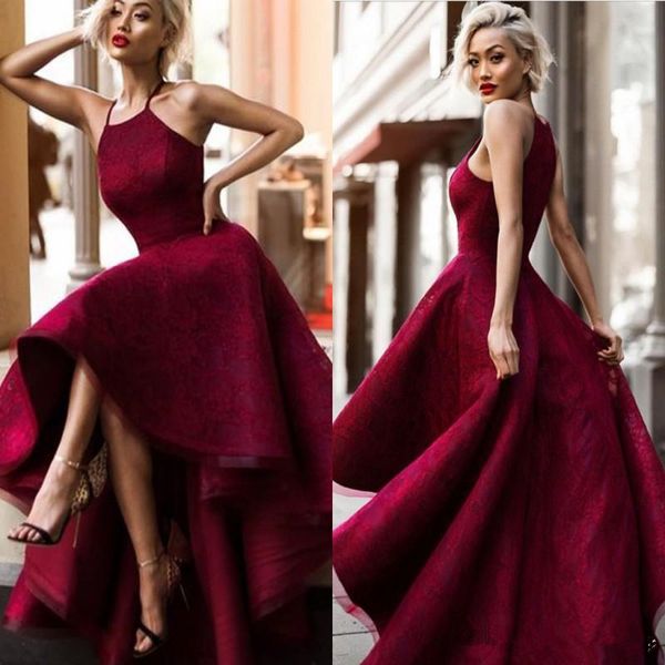 2019 Borgogna arabo Dubai Prom Dresses Halter Neck High Low Pageant Abiti da sera Celebrity Dress Plus Size Cooktail Abito da festa di laurea