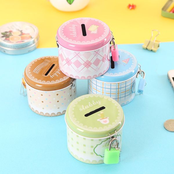 

1pc durable round piggy bank vogue simple pattern tinplate piggy bank with lock universal gift for money storage(random color