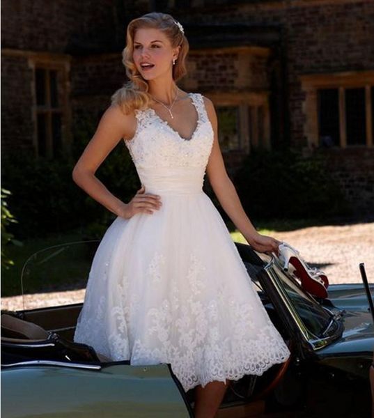 Vintage-Hochzeitskleider in kurzer Länge, A-Linie, V-Ausschnitt, perlenbesetzte Spitze, ländliche Brautkleider in Übergröße, Weiß
