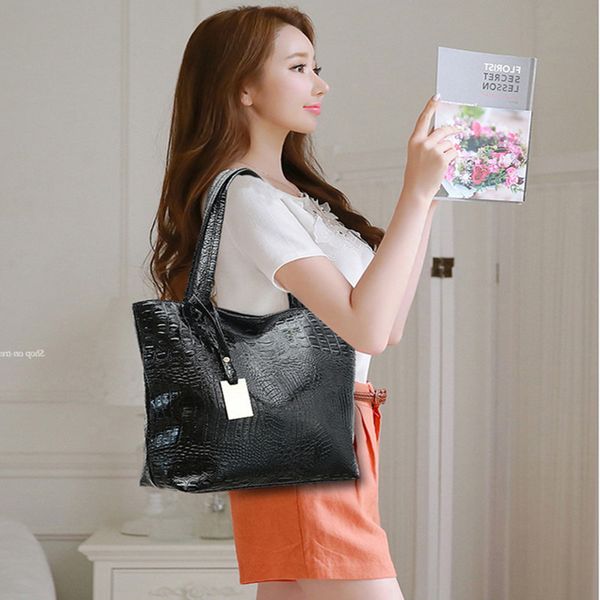 

2020 new european and american high-quality crocodile pattern hand bag, simple large-capacity shoulder bag, elegant woman bag