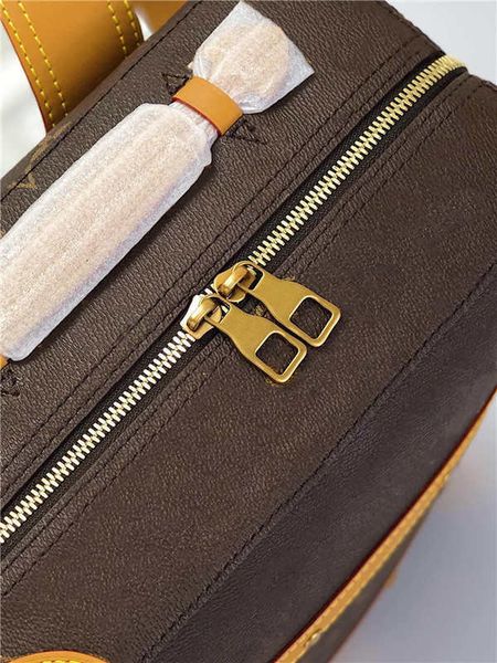 

2020 2019 small shoulder bag: 26*37 *14cm.sew rivet edges and corners.there is also a handle for the portable experience