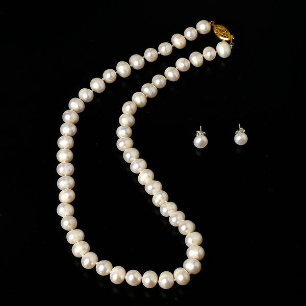 

have golden 8-9 mm metal buckle plus smooth and shiny design pearl necklace add the chic and chic earrings, Black