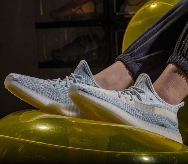 

2019 latest kanye west cloud white blue citrin new v2 black static 3m reflective white running shoes men women sneakers us 5 - 13