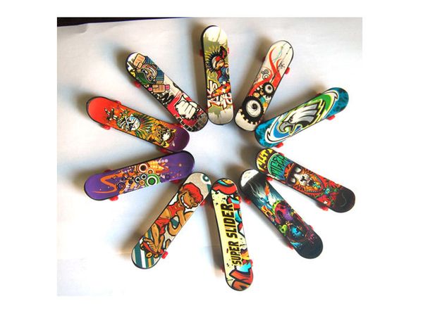 

children's educational toys wholesale mixed batch 9.5cm finger skateboard plastic material finger skateboard variety of patterns 10
