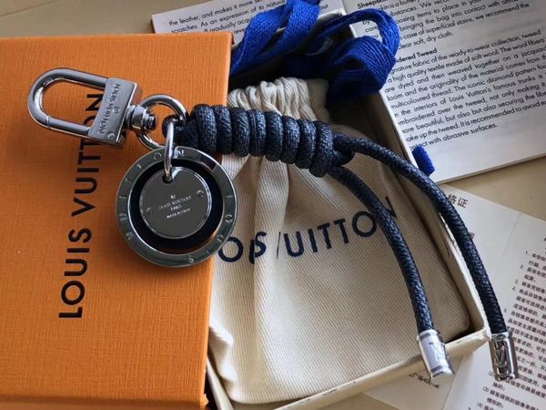 

2020 sell charm10 fashion accessories new arrival fine stainless steel keychains with v letter, Slivery;golden