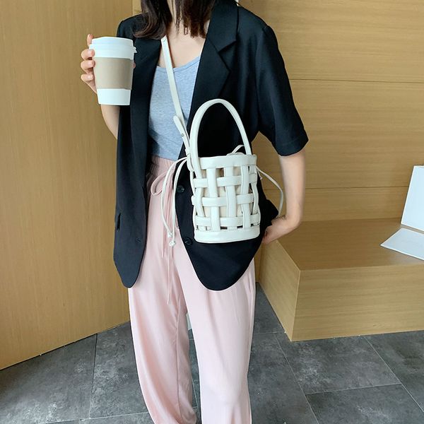 

2020 new shoulder bag women's casual korean version hollow bucket bag fashion messenger handbag