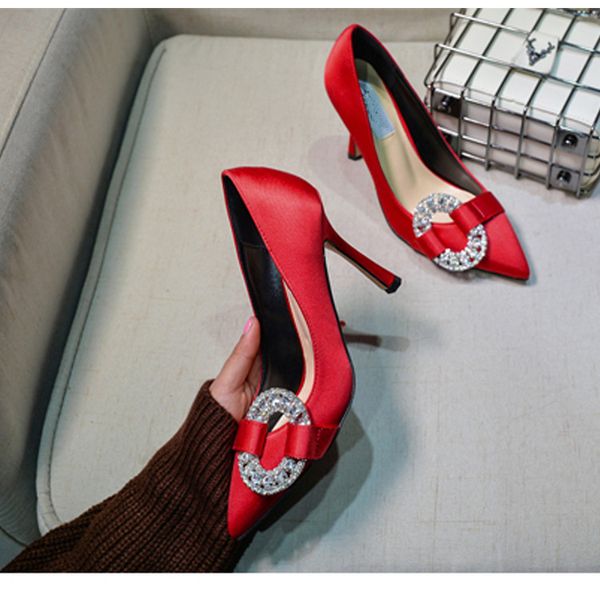 Venda quente-primavera outono sapatos de cristal rodada fivela bombas de cetim / strass de couro de patente apontou sapatos de salto alto mulheres banquete de casamento