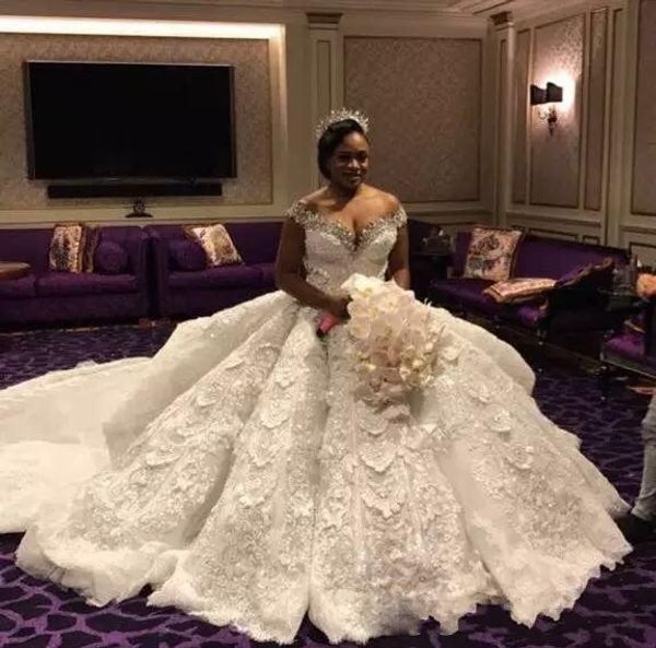 2019 Splendidi abiti da sposa africani taglie forti Perline importanti con spalle scoperte Abito da sposa in pizzo con schiena trasparente Abiti da sposa modesti