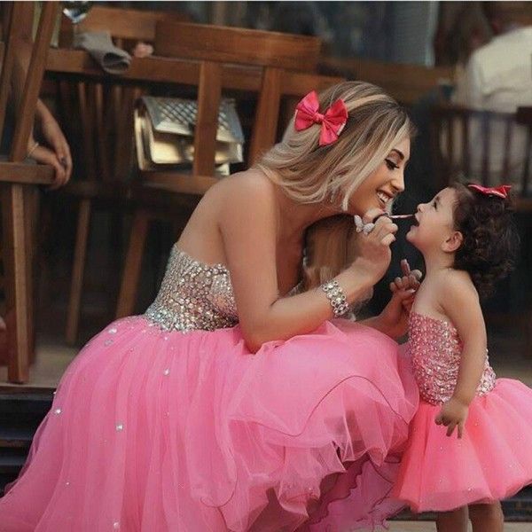 2019 Mãe e Filha Combinando Roupas Vestido de Noite Lindo Strass Prata Top Rosa Tull Vestidos de Baile Curtos