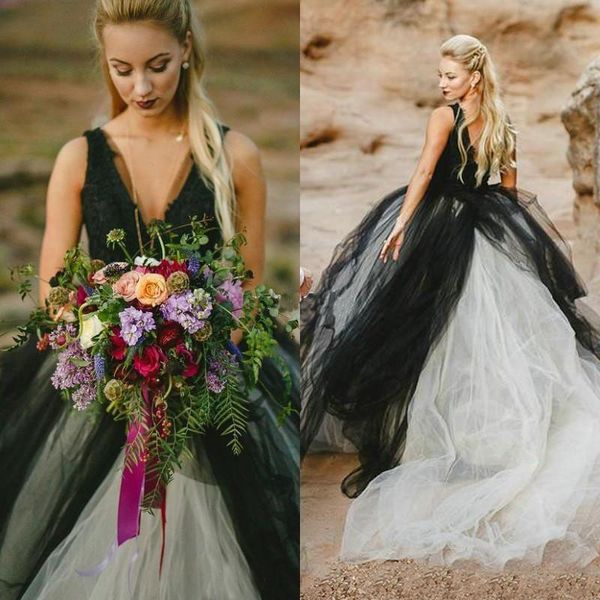 

Unique Black and White Gothic Wedding Dresses Deep V Neck Sleeveless Lace Top Tulle Skirt Beach Bridal Gowns Backless Brides Party Dresses