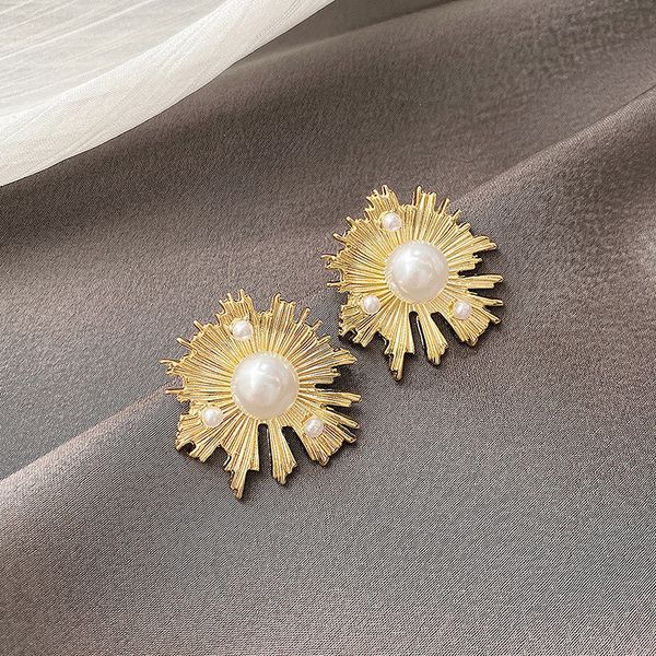 

trendy simple imitation pearl stud earrings for woman personalized retro gold hypoallergenic earrings anniversary gift jewelry, Golden;silver