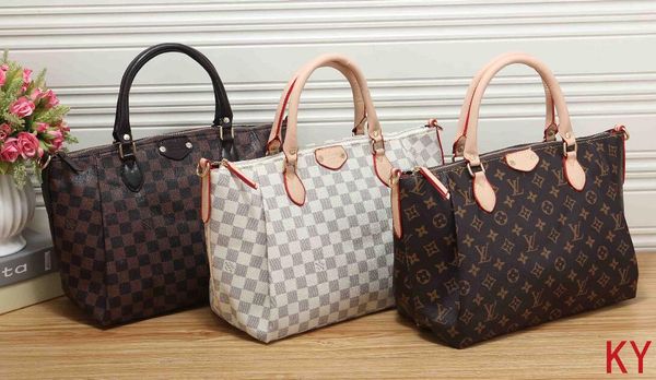 

Женская сумка через плечо из натуральной кожи