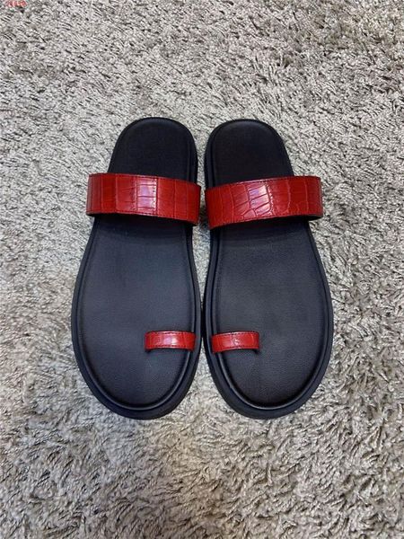 

the latest early summer men slipper ,zy06 casual and simple flip-toe flat slippers leather sandals suitable for home and outdoor use, Black