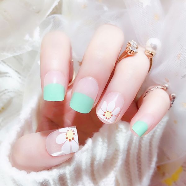 

short square full cover false nails girls summer small fresh nail art tips with glue women korean style white flower fake nails, Red;gold