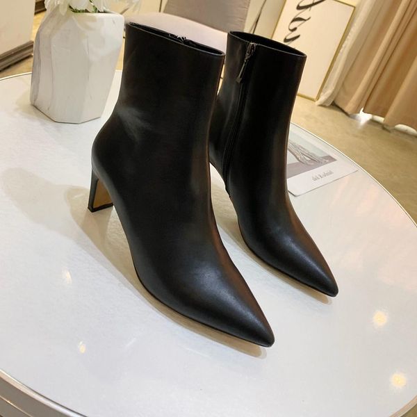 

2019 new autumn and winter explosions fashion wild casual boots black and white simple and comfortable martin boots size 35-40