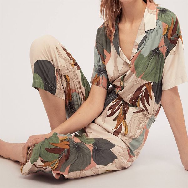 

2019 european pajamas women's short-sleeved cropped trousers pajamas set leaves printing casual loose thin home clothes, Black;red