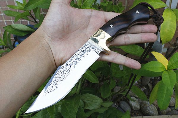 Oferta Especial Outdoor Survival faca de caça alto carbono Aço Satin Bowie Lâmina completa Tang Ebony Handle fixo lâmina Facas bainha de couro