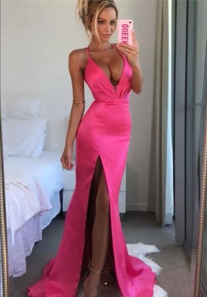 2020 Sexy Hot Pink Ballkleider mit hohem Seitenschlitz, Meerjungfrau, tiefem V-Ausschnitt, ärmellos, fleckig, gerafftes Abendkleid, günstige Partykleider, bodenlang