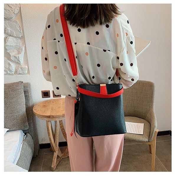 

2020 new women's shoulder bag korean version of the wild ladies shoulder bag fashion casual ladies crossbody