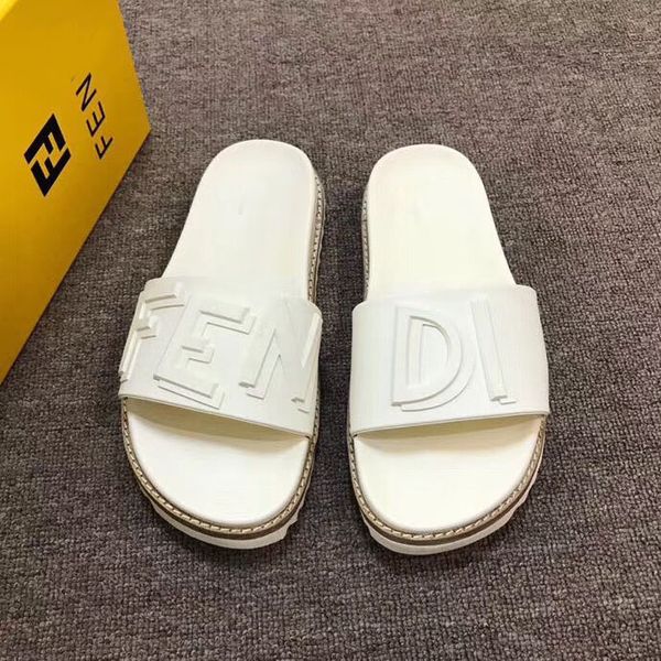 

2019 New Luxury mens flip flop designer sandals Spring and summer Beach Non-slip flip flops letter Leather flat Slippers black With original