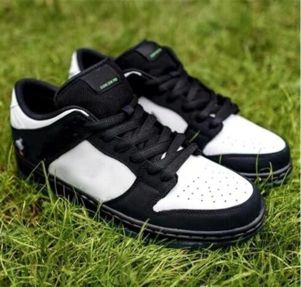 

3 0 staple x dunk sb low pro og qs man woman panda pigeon . skateboard sports designer sneakers outdoor shoes