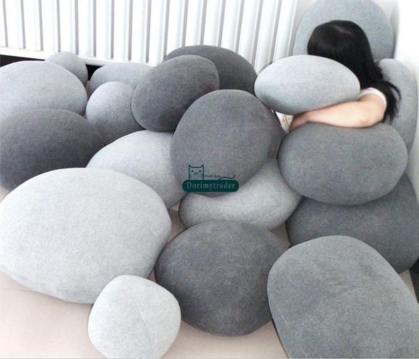 Dorimytrader DIY Cobblestone Natural Almofada 6 pcs LOTE Enorme Plush Emulational Pedra Travesseiro Sala de Estar Decoração Brinquedo Das Crianças 3 Cores DY61088