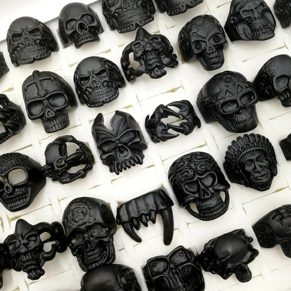 Moda nova 100 pcs / lote gótico punk skull banda anéis preto cor resistente cara retrô mix estilos de jóias mulheres homens (tamanho: 18mm-23mm)