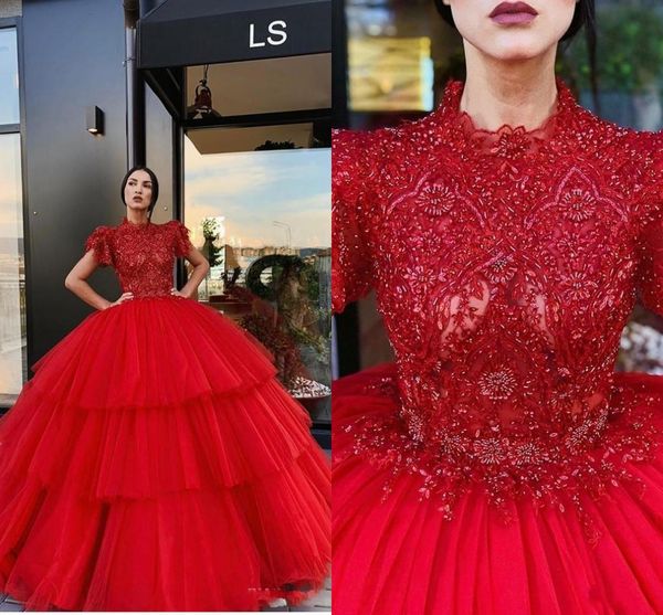 Neue rote Quinceanera-Kleider, Stehkragen, kurze Ärmel, Spitze, Applikationen, Kristallperlen, Ballkleid, geschwollen, abgestuft, Sweet-16-Party-Abschlussball-Abendkleider