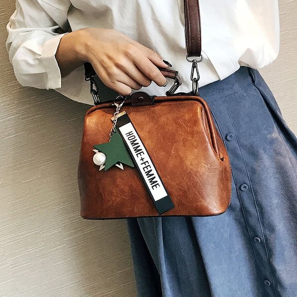 

2020 new stereotype female bag oil wax leather lock retro bag shoulder