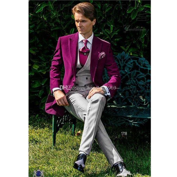 Nuovo design One Button Smoking dello sposo in velluto fucsia Risvolto a punta Groomsmen Abiti da uomo Matrimonio / Ballo / Cena Blazer (Giacca + Pantaloni + Gilet + Cravatta) K212