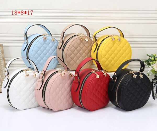 

chanel женина мод плео женка Ѭоко дизайнеѬ ђмки кожане ђмки повелиелни