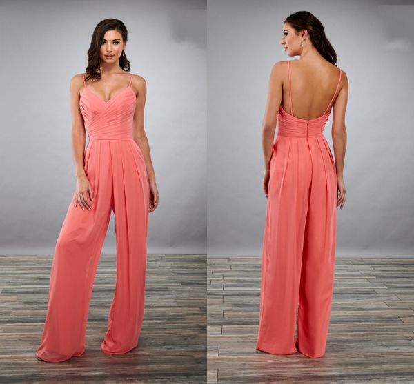 2020 Coral plissados ​​drapeado Jumpsuit Prom dama de honra Vestidos Spaghetti V-neck Abrir Voltar Chiffon Pant Suit vestido de festa Convidados do casamento