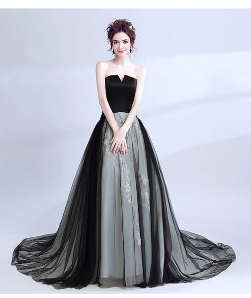 Schwarz-weiße Gothic-Brautkleider 2019, trägerlos, A-Linie, einfache Spitze, Tüll, Korsettrücken, nicht weiße Vintage-Brautkleider für Damen