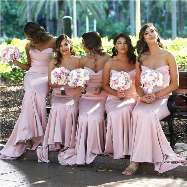 2020 Blush Pink Sweetheart Satin Sirena Abiti lunghi da damigella d'onore Increspato Lunghezza pavimento Invitato a un matrimonio Abiti lunghi da damigella d'onore