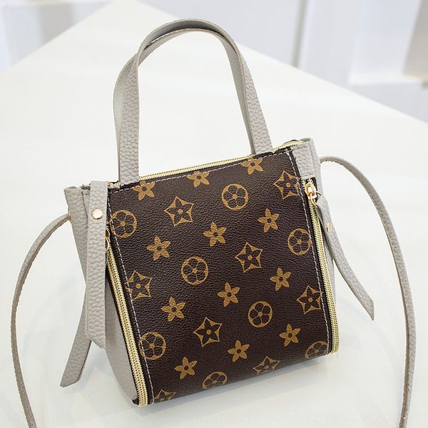 

2019 new shoulder strap bucket pu plus pvc women's bag printed portable shoulder slung mobile phone change bucket bag