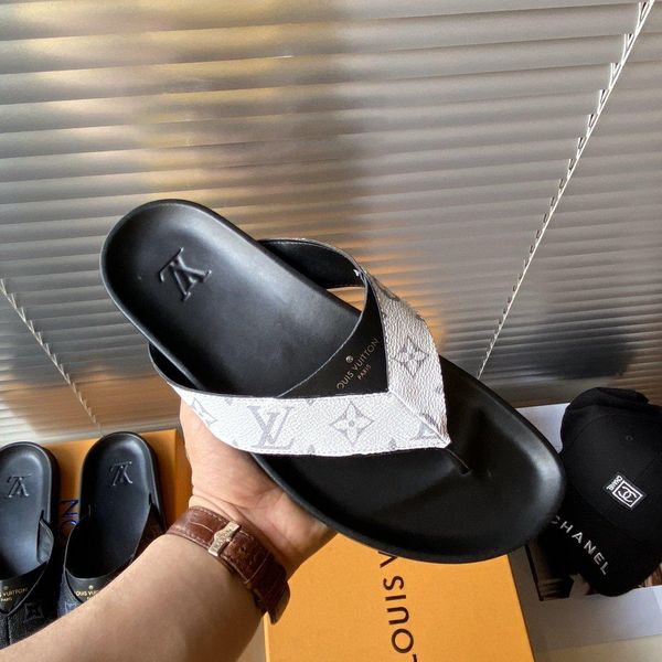 

1a4uiutong mirabeau cette tong mirabeau est conÃ§ue en toile monogram Ã©clipse avec une semelle extÃ©rieure en gomme souple confortable. la8