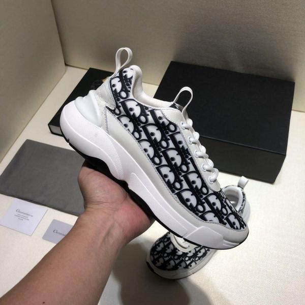 

2020 fashion rocksand matte leather lace-up shoes are smooth, and the minimalist upper is characteristic of these leather lace-up shoes and2