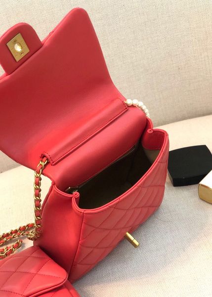 

the latest twin bags leave behind an explosive bag design with a chain that forms a natural decoration on the chest