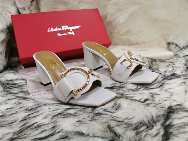

2020 fashion bone2 product changes this elegant sandal has a rubber-like feel, a double strap on the foot, and a small hole.65182