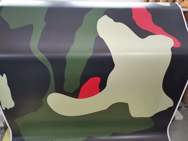 Große schwarz-grün-rote Camouflage-Vinylfolie für Auto-Wrap-Folienaufkleber mit Luftblasen, DIY-Auto-Styling-Verpackung