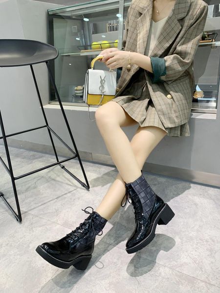 

2019s autumn and winter new leather martin boots female personality thick with women's booties, wild flat boots, original box packaging