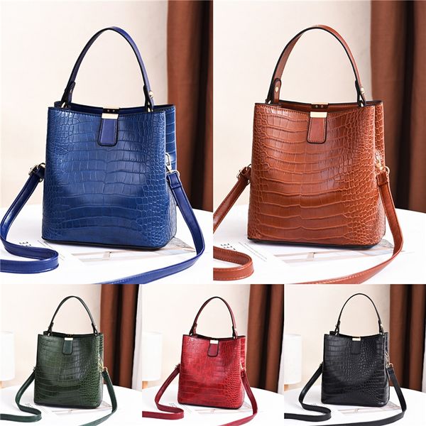 

female leather messenger bag rivet chain crossbody shoulder bag for women2020 small square purse bolsos mujer#489