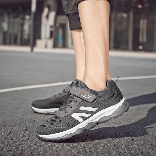 

2020 men women tennis shoes breathable mom and dad sneakers sport shoes non-slip fitness trainers size35-45