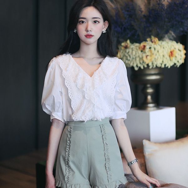 

2020 summer new flounced v-neck solid color short-sleeved shirt women's design sense light mature niche bubble sleeve shirt, White