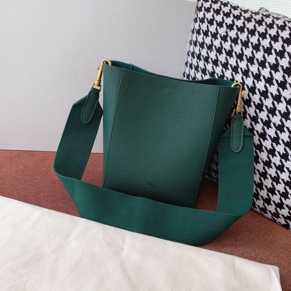 

7a high-end custom quality calfskin wide shoulder strap shopping bag can be worn with leather with fragrance in all seasons