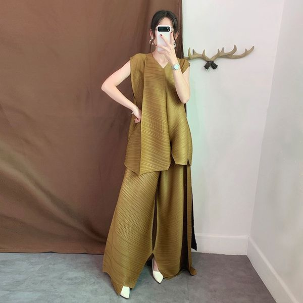 

miyake yi shang pleated vest wide leg pants irregular sleeveless tank + loose wide leg pants slim crushed two-piece, Gray