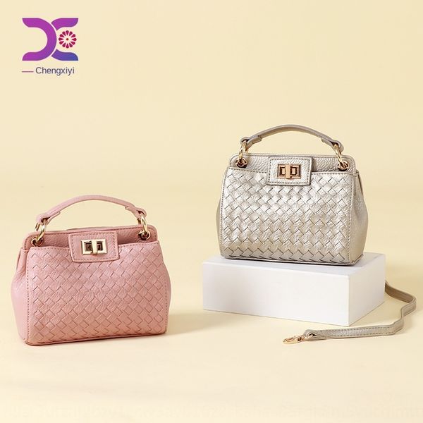 

guangzhou hand woven 2020 new korean fashion hand metal lock woven bag women's bag