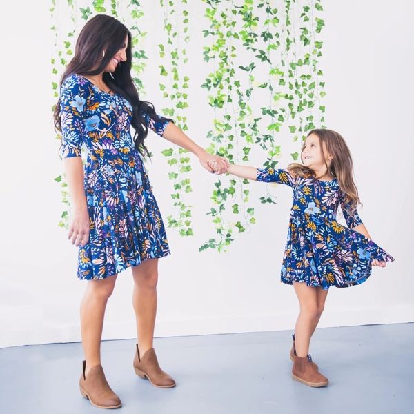 

мать дочь платья семья look matching одежда половина рукава синий цветочный printed мини платье для мамы и дочери y200713, Blue